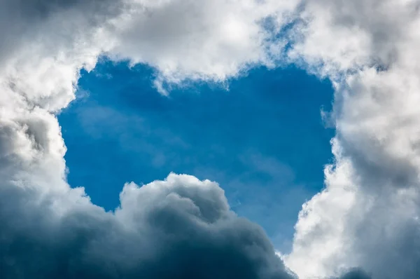 Bela paisagem nublada com nuvens fofas — Fotografia de Stock