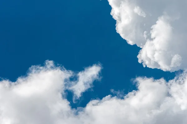 Bellissimo paesaggio nuvoloso con soffici nuvole — Foto Stock