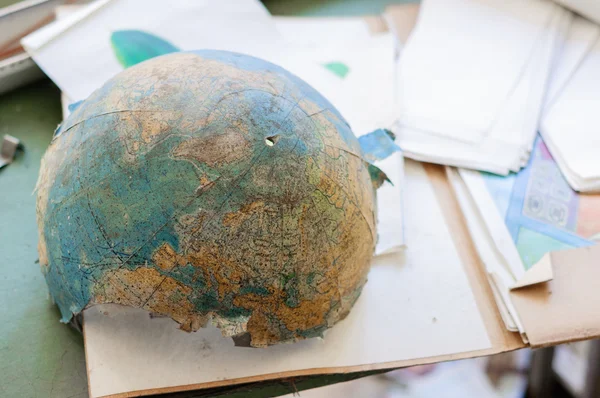 Globe abandonné et brisé dans une école — Photo