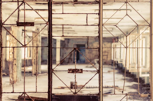 Vintage kırık pencere bulanık koridor ile — Stok fotoğraf