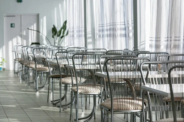Foto av en matsal med metall stolar och bord — Stockfoto