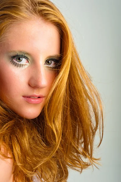 Осенний макияж на молодой модели против изолированных белых backgrou — стоковое фото