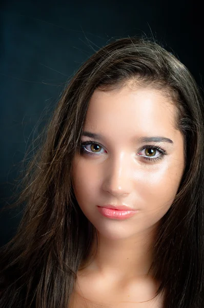 Gutscheinfoto eines jungen schönen Mädchens mit coolem Hintergrund — Stockfoto