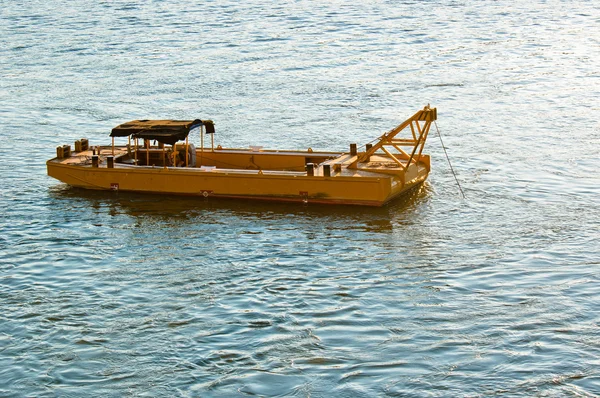 Старая лодка на красивой голубой воде — стоковое фото