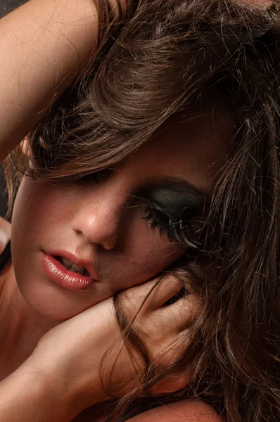 Förförisk kvinna med extrem makeup — Stockfoto