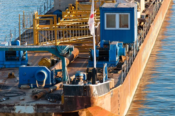En industriell båt färdas på havet — Stockfoto