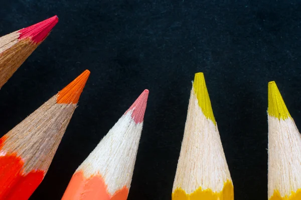 Kleurrijke potloden op donkere achtergrond opgesteld — Stockfoto