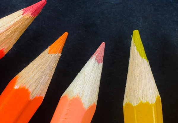 排队的黑暗背景上的彩色铅笔 — 图库照片