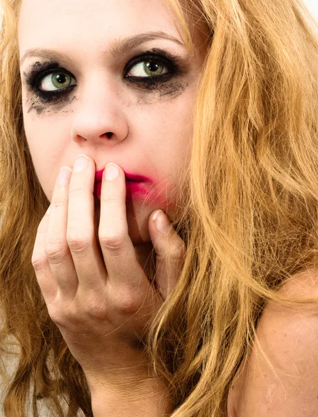 Испуганная девушка с красивыми светлыми волосами — стоковое фото
