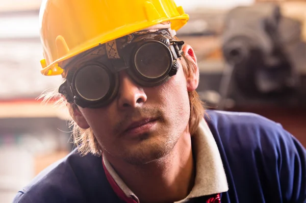 Fechar-se de um trabalhador industrial em capacete amarelo — Fotografia de Stock