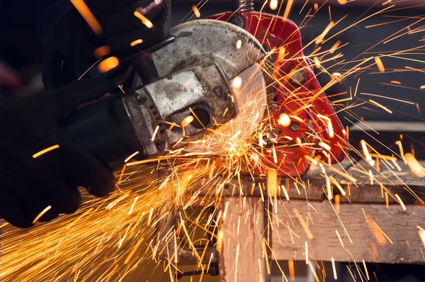 How to use a circular saw to make beautiful sparks — Stock Photo, Image