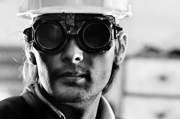 Foto em preto e branco de um homem com capacete e óculos — Fotografia de Stock