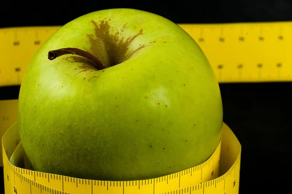 Gesunde Ernährung mit einem gelben Messgerät — Stockfoto