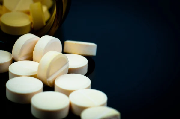 Orvosi tabletták a fekete háttér a palackból — Stock Fotó