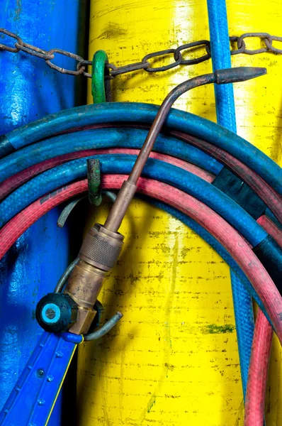 Ferramenta de soldagem industrial com tubos e barris — Fotografia de Stock