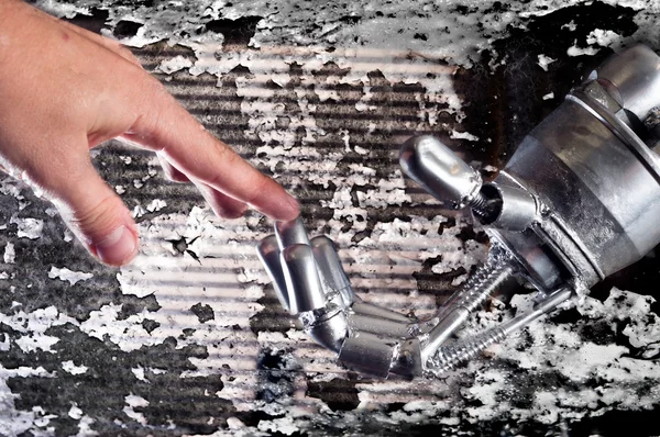 Sammenhengen mellom menneske og robot mot rusten bakgrunn – stockfoto