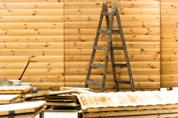 Houten ladder in een bouwplaats — Stockfoto