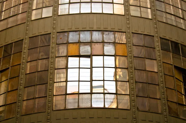 Staré průmyslové budovy s odrazem a windows — Stock fotografie