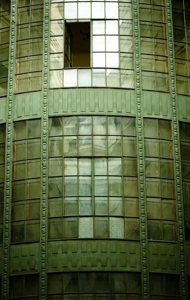 Staré komerční budova s otevřeného okna — Stock fotografie
