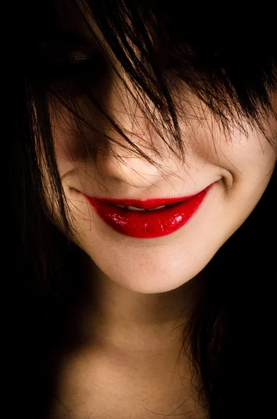 Foto close-up de uma menina com um sorriso no rosto — Fotografia de Stock