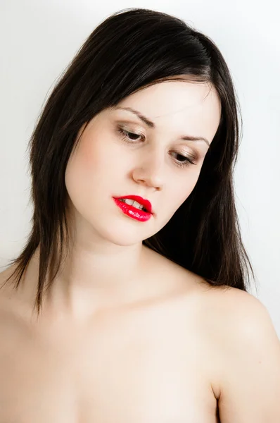 Modelo de moda Oung con piel blanca y lápiz labial rojo —  Fotos de Stock