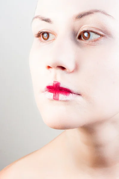 Maquiagem conceitual em uma jovem com pele branca — Fotografia de Stock
