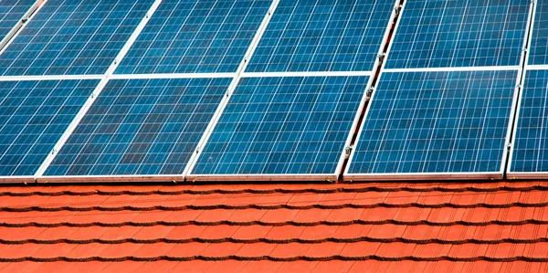 Cells of solar energy panels on the roof of a building — Stock Photo, Image