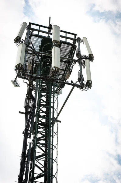 Torre radio in acciaio contro il cielo blu — Foto Stock