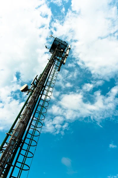 Mavi gökyüzü karşı çelik radyo kulesi — Stok fotoğraf