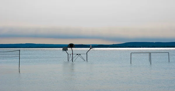 Rustige scène van een oever met sommige shilhouettes — Stockfoto