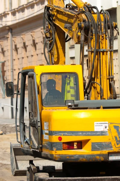 Stor grävmaskin på urban byggarbetsplats — Stockfoto