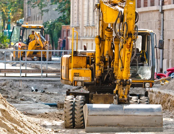 大城市建筑工地挖掘机 — 图库照片