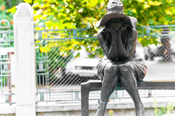 Женщина из камня, сидящая в парке — стоковое фото