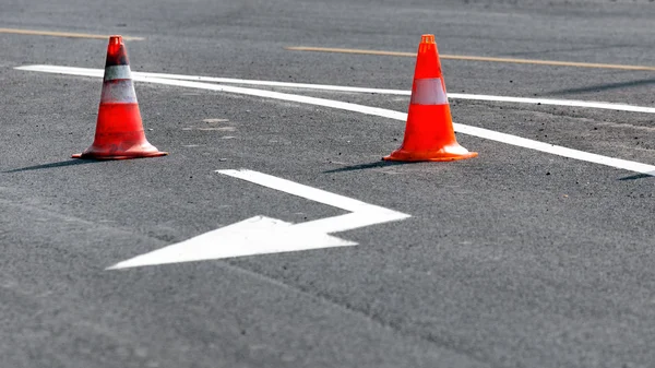 Bloqueo de carreteras con flecha blanca que muestra el camino alternativo —  Fotos de Stock