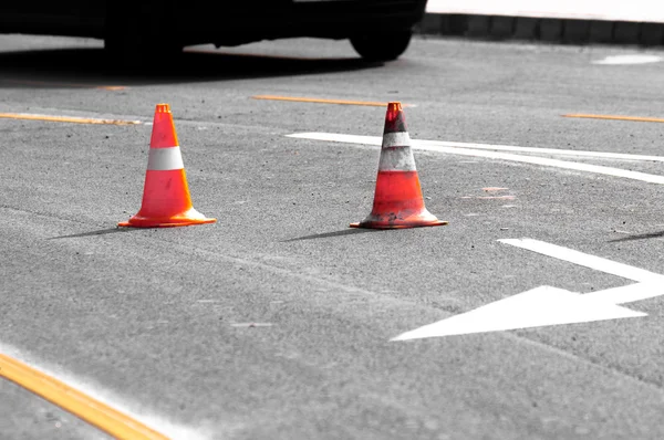 Road block with white arrow showing the alternate way — Stock Photo, Image