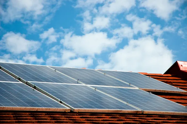 Cellules de panneaux solaires sur le toit d'un bâtiment Photos De Stock Libres De Droits