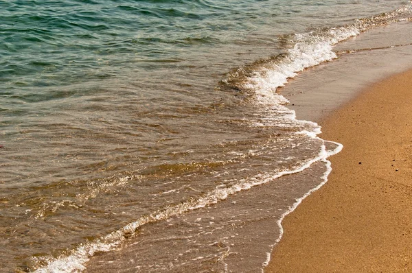 Ligne côtière avec de l'eau et du sable à l'océan — Photo