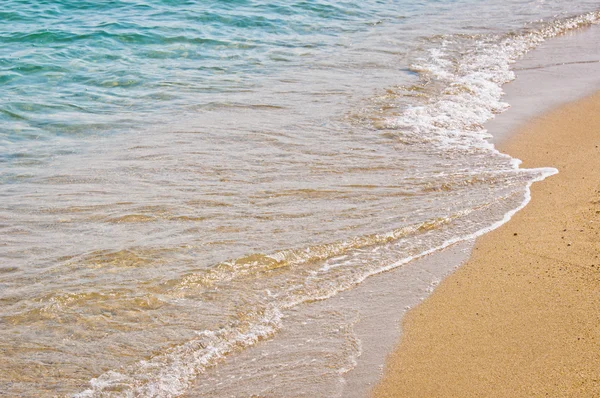 Прибережна лінія з водою і піском в океані — стокове фото