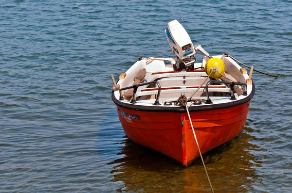 Barco pequeño en agua azul —  Fotos de Stock