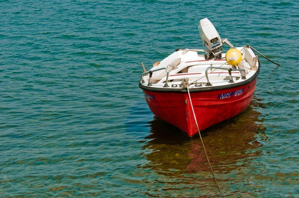 Barcă mică pe apă — Fotografie, imagine de stoc