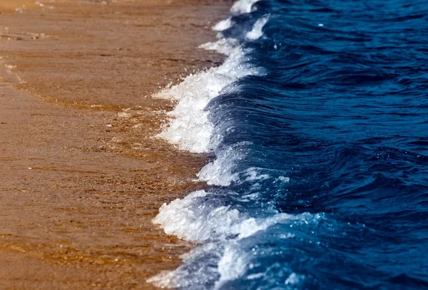 Депо блакитна вода на березі — стокове фото