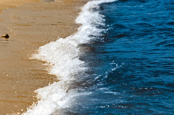蓝色波浪到达海岸的海滩 — 图库照片