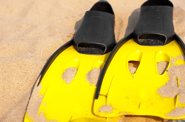 Pantoufles dans le sable sur la plage — Photo