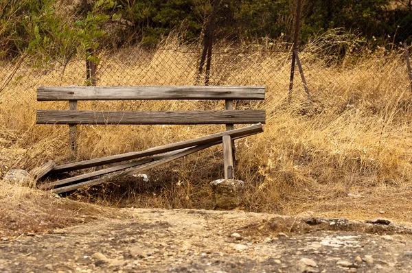 Zniszczone ławki w parku — Zdjęcie stockowe