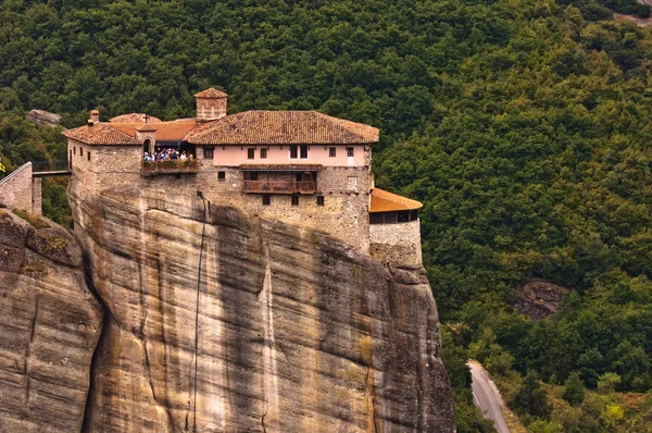 Edificio de piedra construido en una montaña —  Fotos de Stock