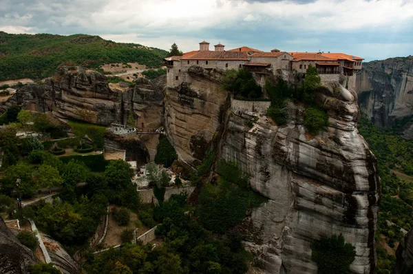 Edificio in pietra costruito su una montagna — Foto Stock