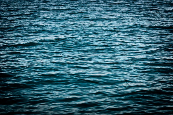 Bela superfície de água azul como uma textura de fundo — Fotografia de Stock