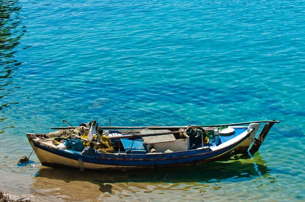 Kleine boot op de kust — Stockfoto