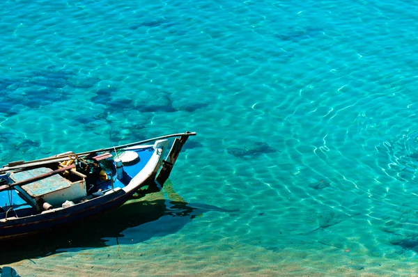 Маленькая лодка на берегу — стоковое фото
