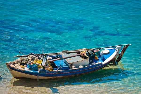 Kıyıdan at küçük tekne — Stok fotoğraf